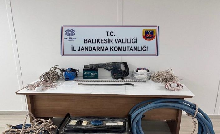 Balıkesir’de define avcıları suçüstü yakalandı