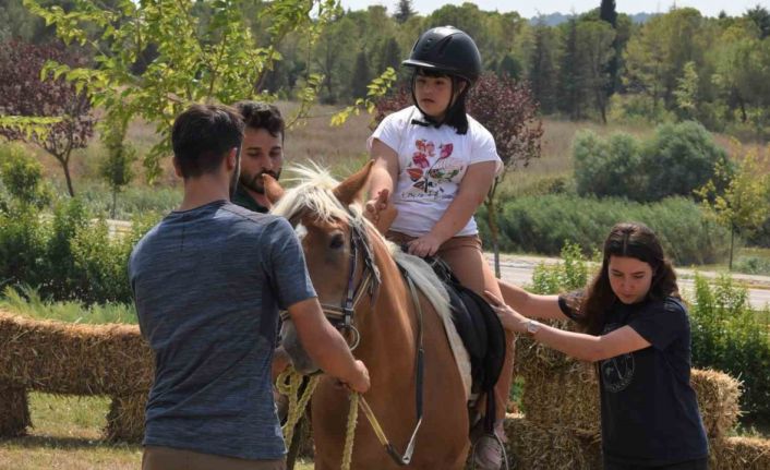 Balıkesir’de engeller atlı terapi ile aşılıyor