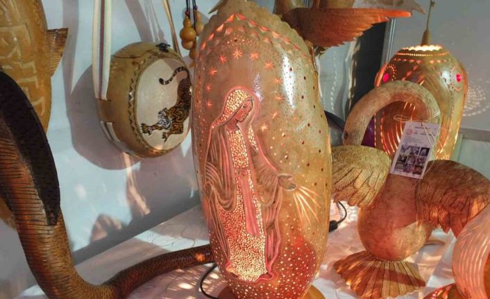 Balıkesirli çift su kabaklarından hayvan figürleri yapıyor