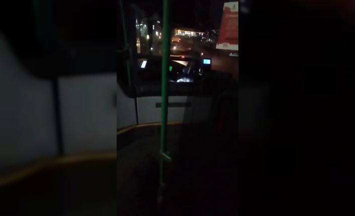 Başakşehir’de seyir halindeki İETT otobüsü şoförünün telefonuyla uğraştığı anlar kamerada