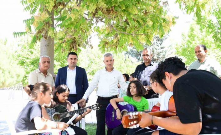 Başkan Çınar, Şehit Ömer Halisdemir Gençlik Merkezi çalışmalarını inceledi