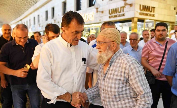 Başkan Dündar, çarşı esnafıyla gönül gönüle