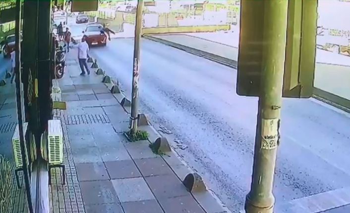 Bayrampaşa’da feci kaza kamerada: Otomobili görmeyerek önüne atlayan yaşlı adam hayatını kaybetti