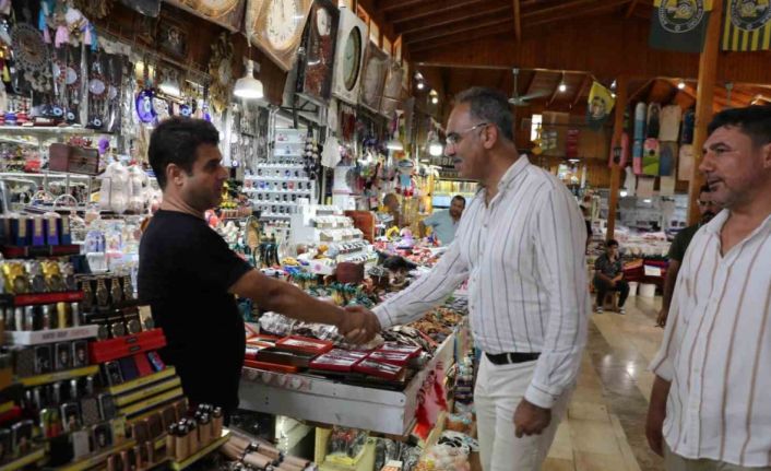 Belediye başkanı 45 dereceyi bulan sıcakta esnafı gezdi