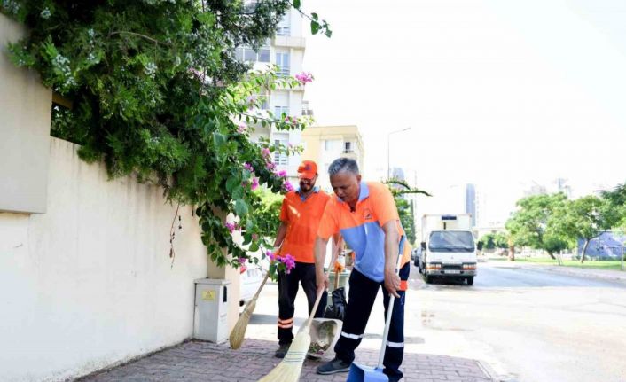 Belediye başkanı üniformayı giyip, süpürge ve faraşı alıp sokakları süpürdü