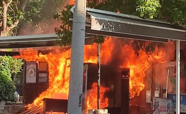 Belediye dükkânları alev alev yandı