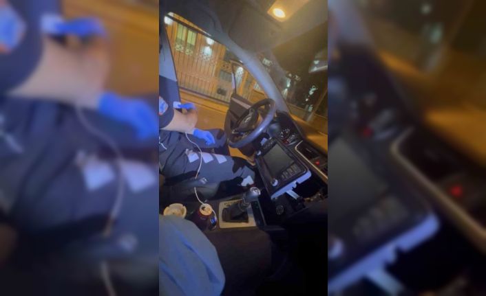 Beşiktaş’ta araçta akıl almaz uyuşturucu düzeneği kamerada: Polis yaylı zulayı kulaklıkla çözdü