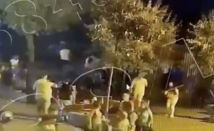 Beşiktaş’ta yüksek ses ihbarına giden polise saldırı kamerada: Polisin burnunu kırdılar