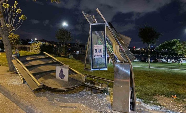 Beyoğlu’nda İETT otobüsü durağa daldı, şoför olay yerinden kaçtı: 2 yaralı