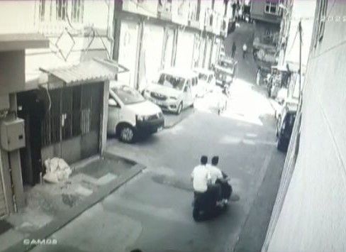 Beyoğlu’nda polis-torbacı kovalamacası kamerada: Uyuşturucu dolu paketi atıp kaçmaya çalıştı