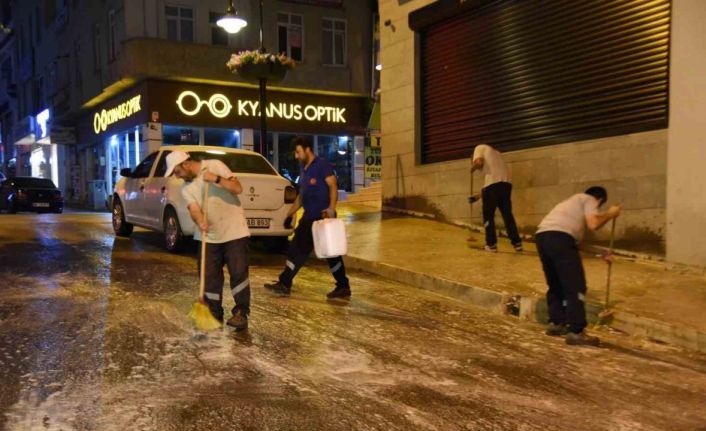 Bilecik’te cadde ve sokakları yıkadı, çöp konteynerlerini dezenfekte etti