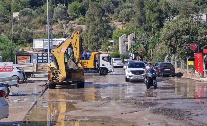 Bodrum’da isale hattı yine patladı, asfalt yarıldı, tonlarca su boşa aktı