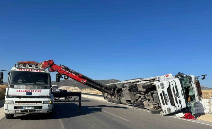 Boş çuval taşıyan tır devrildi, 3 kişi yaralandı