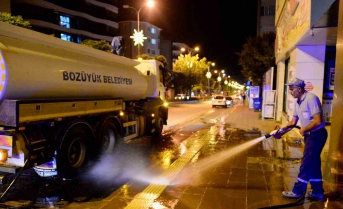 Bozüyük’te ana cadde ve kaldırımlar tazyikli suyla  yıkanarak temizleniyor