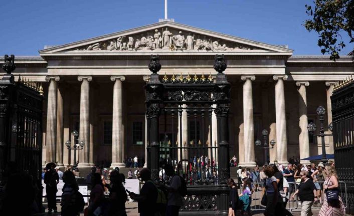 British Museum’un Müdürü Fischer istifa etti