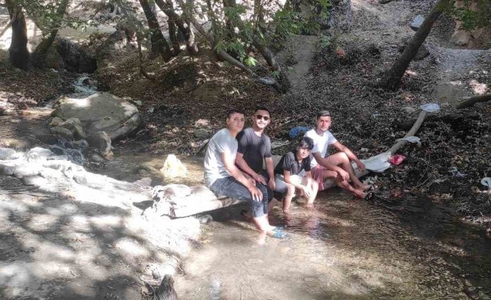 Bunaltıcı sıcaklıkta serinlemek isteyen vatandaşlar dere yataklarına akın ediyor