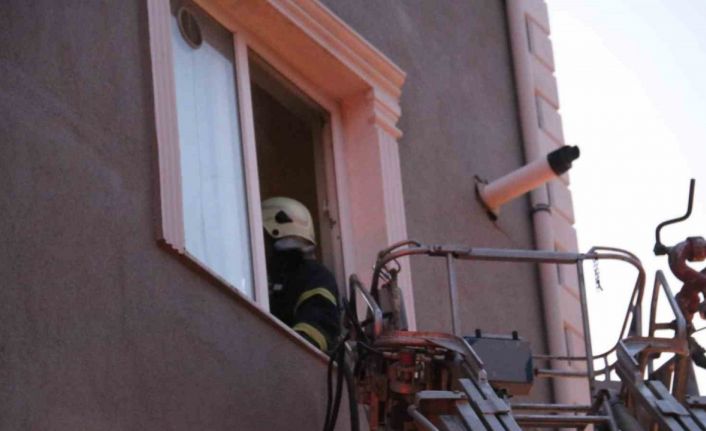 Burdur’da ocakta unutulan yemek evi yakıyordu, 2 kişi dumandan etkilendi