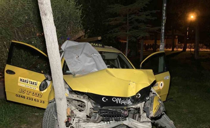 Burdur’da polisin "dur" ihtarına uymayan ehliyetsiz ve alkollü taksi sürücüsü çay bahçesine daldı