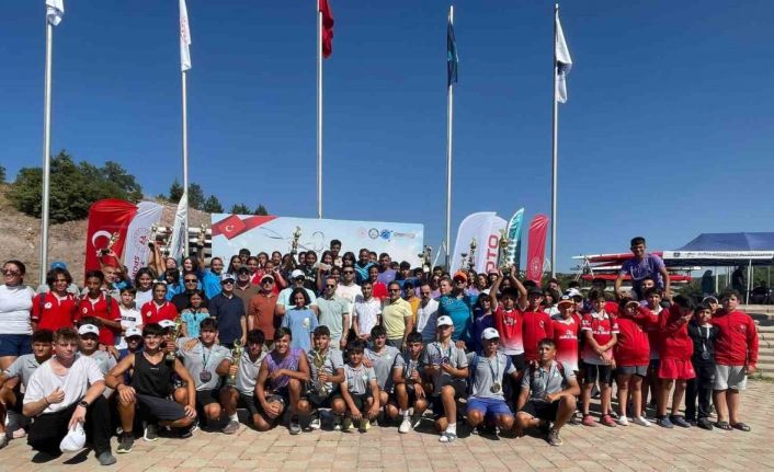 Bursa Büyükşehir Belediyespor kanocuları Eskişehir’de 33 madalya 3 kupa kazandı