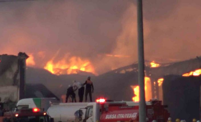 Bursa’da fabrika yangını 4,5 saattir devam ediyor, alevler 10 fabrikada etkili oldu