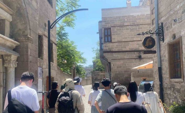Büyükşehir’in konuğu Güney Koreli öğrenci ve arkeologlar Kayseri’ye hayran kaldı