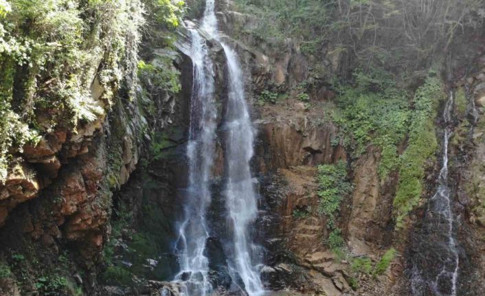 Buz gibi suları ve serinleten havasıyla Çağlayandibi Şelalesi ziyaretçilerini bekliyor
