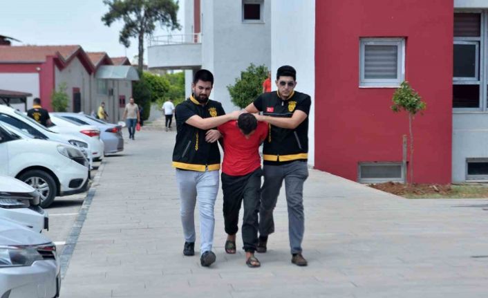 Cam kırıp altın kolyeyi çaldı, polisten kaçamadı