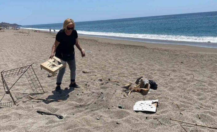 Caretta cartta yuvasının üzerinde yakılan mangalı gören çevreciler gözyaşlarını tutamadı