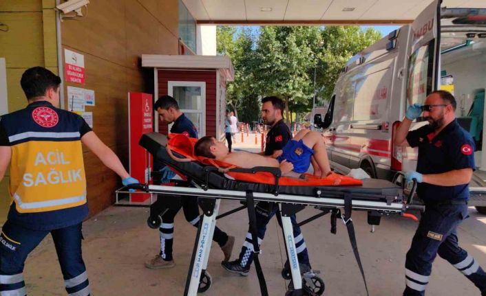 Çaydanlıktan üzerine sıcak su dökülen çocuk yandı