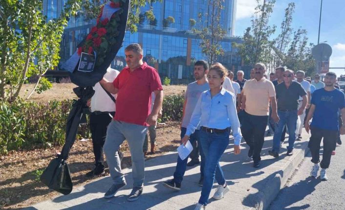CHP Sultangazi’de tekrarlanan delege seçimini Mavi Liste adayı CHP İl Başkanlığı’nda protesto etti