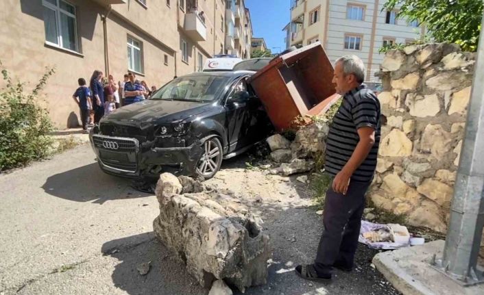 Cip önce otomobil ile römorka çarptı, sonra istinat duvarını yıktı: 1 yaralı