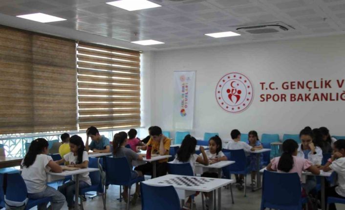 Cizreli gençler gençlik merkezinde hem eğleniyor hem öğreniyor