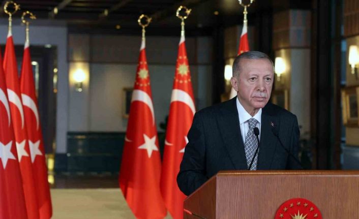 Cumhurbaşkanı Erdoğan: “Birileri sırf oy tercihlerinden dolayı depremzedelerimize hakaret ederken, biz şehirlerimizin yeniden inşasını hızlandıracak farklı projeleri devreye alıyoruz”