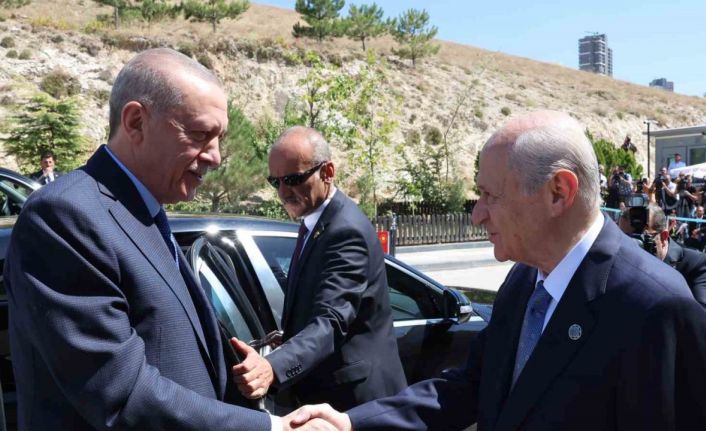Cumhurbaşkanı Recep Tayyip Erdoğan, MHP Genel Başkanı Devlet Bahçeli’yi konutunda ziyaret ediyor.