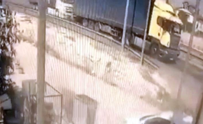 D-650’de ışıkta duran tıra arkadan çarptı, o anlar kameraya yansıdı