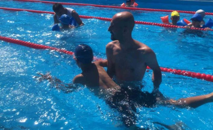 Denizden kilometrelerce uzakta yüzme öğreniyorlar