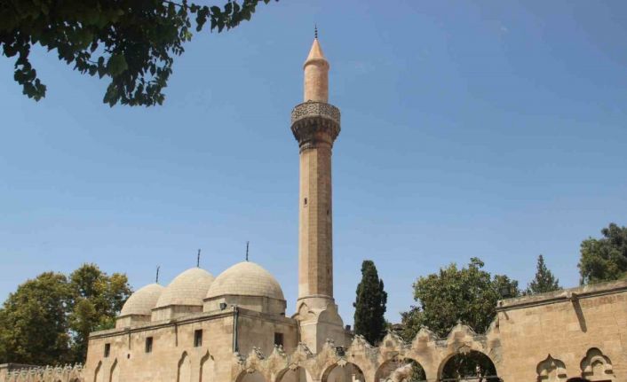 Depremde hasar gören Dergah ve Rızvaniye camilerinin minareleri restore edildi