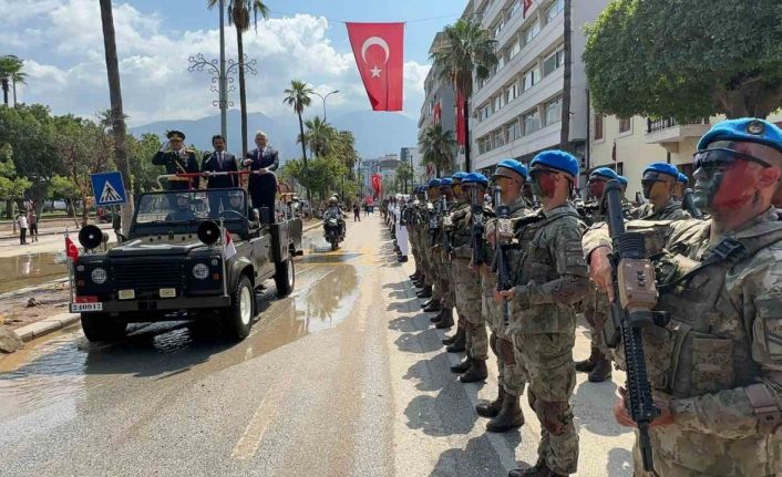 Depremden sonra sık sık deniz suyunun bastığı İskenderun’da bayram ilginç görüntülere sahne oldu