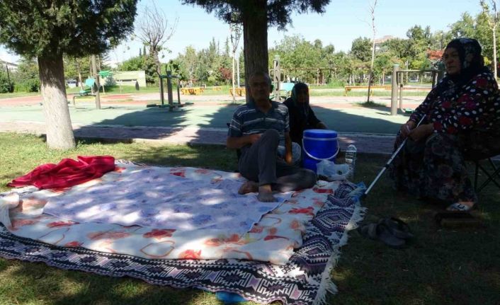 Depreme uykuda yakalanan Malatyalılar parklara akın etti
