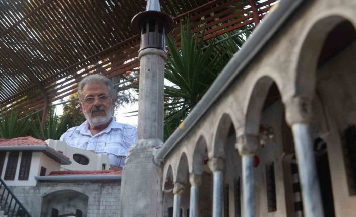 Depremin yerle bir ettiği enkaz kentin tarihi eserlerinden geriye maketleri kaldı