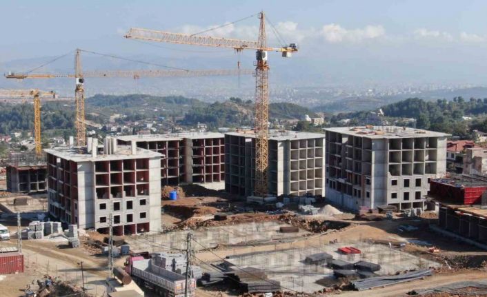 Depremzede vatandaşları heyecanlandıran afet konutları için enkaz kentin valisinden umut veren açıklama