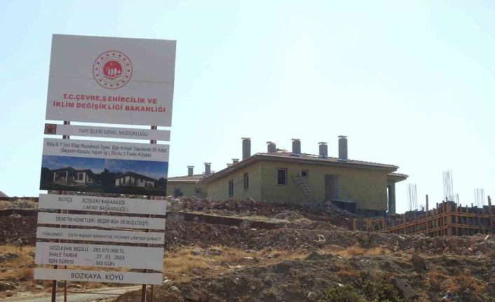 Depremzedeler için yapılan köy evlerinin inşası devam ediyor