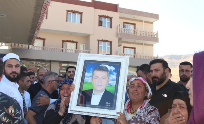 Derik’te 21 kişinin hayatını kaybettiği yere karanfil bırakıldı