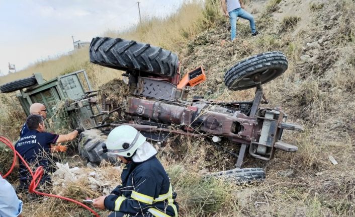 Devrilen traktörün altında kalan sürücüyü itfaiye ekipleri kurtardı
