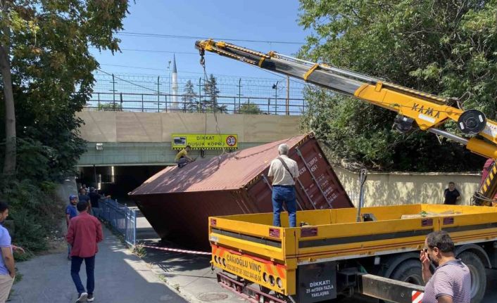 ‘Dikkat Düşük Köprü’ tabelasını görmeyen tır sürücüsü alt geçide çarptı