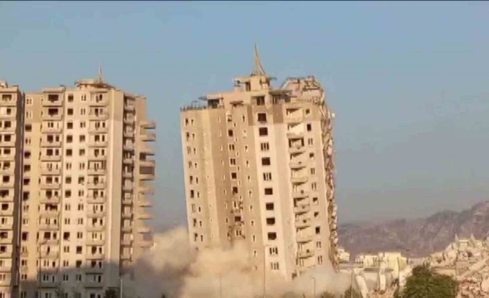 Dinamitle patlatılan 16 katlı devasa rezidansın 2.bloğu kağıt gibi yerle bir oldu