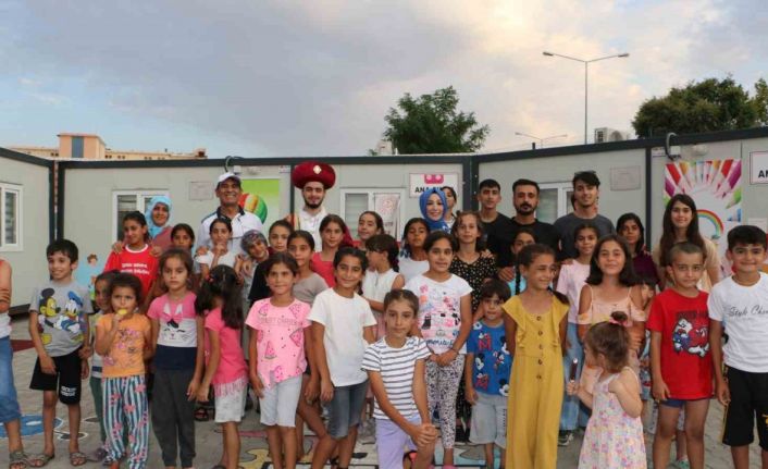 Diyarbakır’da konteyner kentte kalan çocuklar, Türk tarihindeki önemli şahsiyetleri öğrenerek vakit geçiriyor