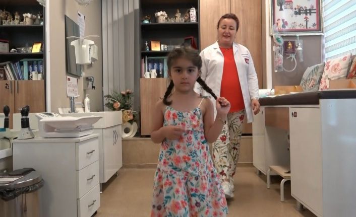 Doktordan minik bedene büyük dokunuş: Komada geldiği hastaneden yürüyerek çıktı