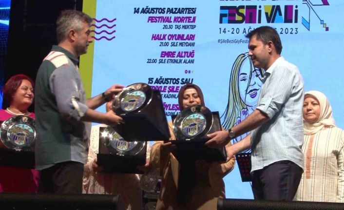 Dokuma sanatçısı Neziroğlu Şile’de “Yıldızlara Nakşetmek” adlı performansını sergiledi