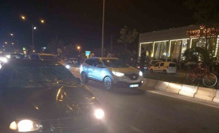 Düğünden çıkıp yolun karşısına geçmek isteyen çifte otomobil çarptı: 1 ölü, 1 yaralı